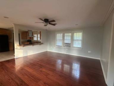 Main picture of 902 Oaklawn Ave