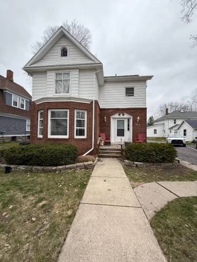 Main picture of 127 E Oak St