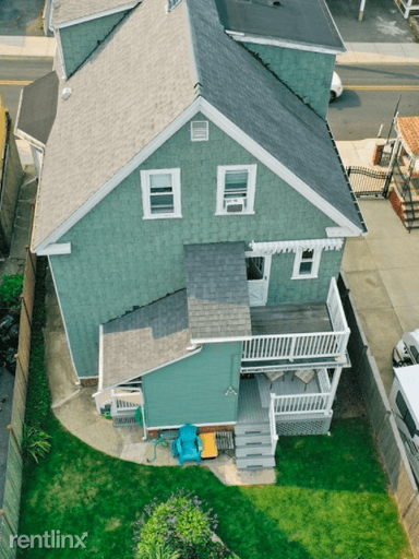Main picture of 207 Lowell St