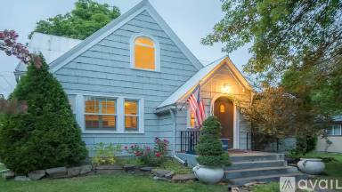 Main picture of 1115 E Lakeside Ave