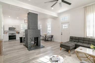 Main picture of 556 Charles St