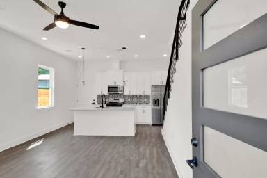 Main picture of 7601 Carver Ave
