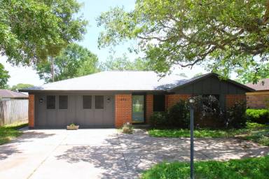 Main picture of 505 S Downing Rd