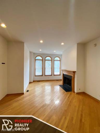 Main picture of 1326 W Diversey Pkwy