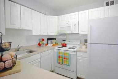 Main picture of 323 E Ontario St