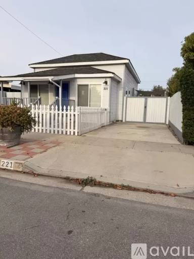 Main picture of 221 N F St