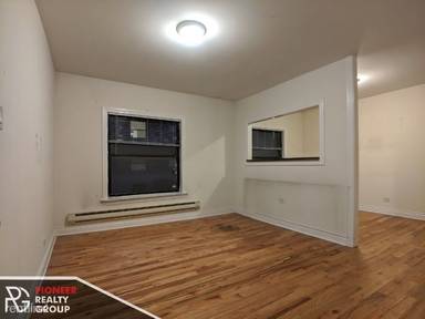 Main picture of 813 W Waveland Ave