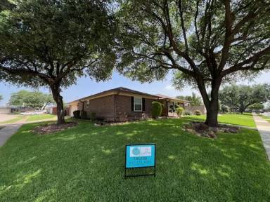 Main picture of 1401 Fieldstone Ct E