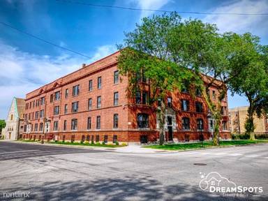 Main picture of 4752 S Michigan Ave
