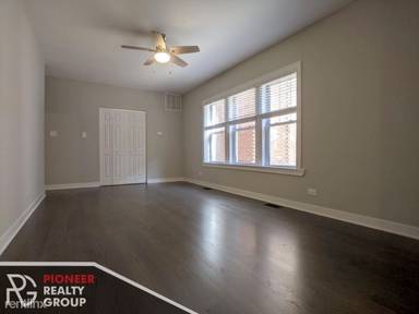 Main picture of 3521-29 N Broadway Apartments