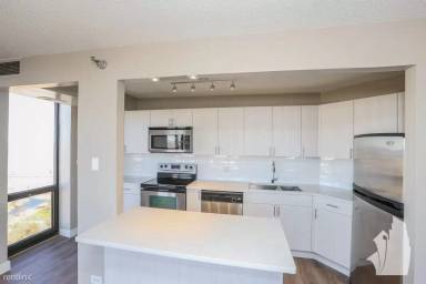 Main picture of 211 W Saint Paul Ave