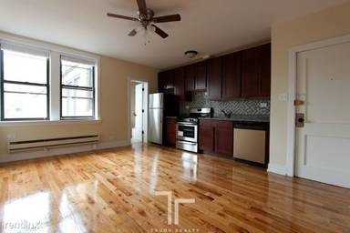 Main picture of 818 W Diversey Pkwy