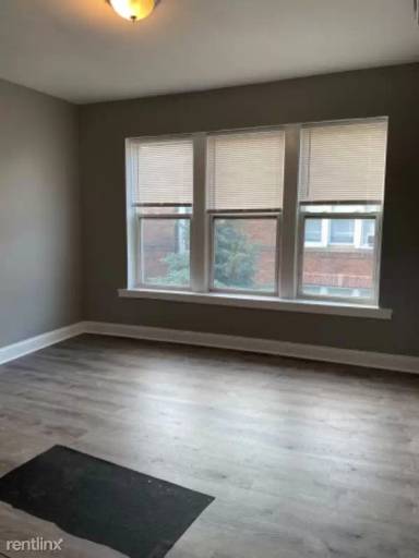 Main picture of 4220 S Michigan Ave