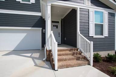 Main picture of 121 Shadowdale Ln