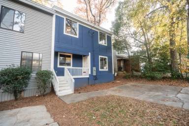Main picture of 1900 Holmes St