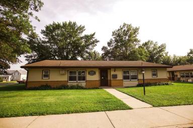Main picture of 300 S 8th St