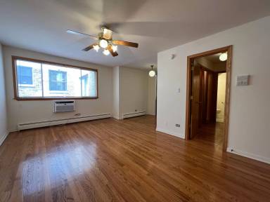 Main picture of 417 W Roscoe St