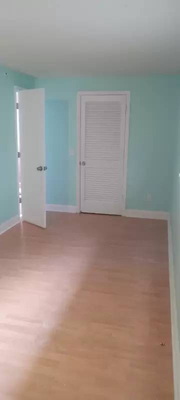 Main picture of 353 Colonial Ct