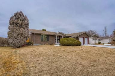 Main picture of 3296 S Geneva St