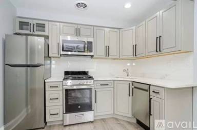 Main picture of 7606 N Eastlake Ter