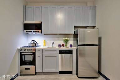 Main picture of 122 E 7th St