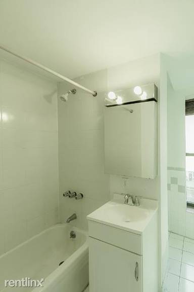 Main picture of 213 Avenue of the Americas