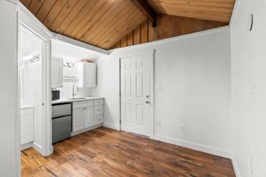 Main picture of 10818 Lakeview Ave SW