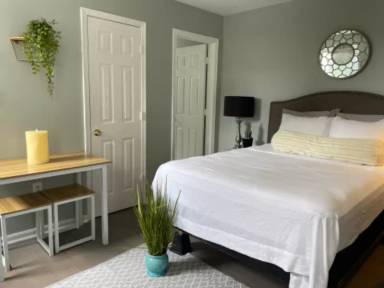 Main picture of 1037 W Baltimore St