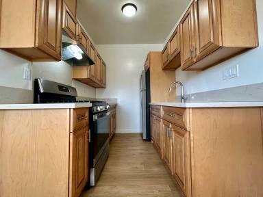 Main picture of 652 E 97th St