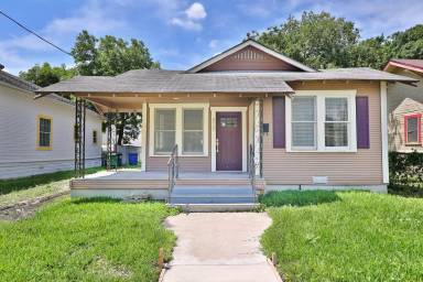 Main picture of 828 Burleson