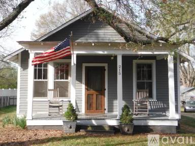Main picture of 215 Grand Ave