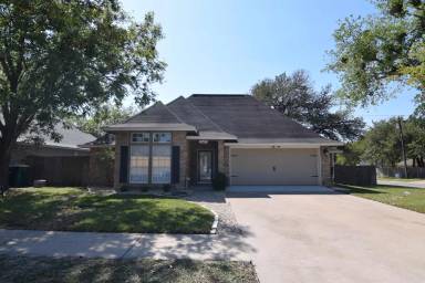 Main picture of 2619 Stratford Dr