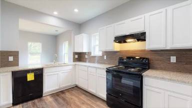 Main picture of 114 E Oak St