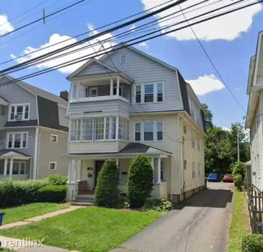 Main picture of 221 Quaker Ln S