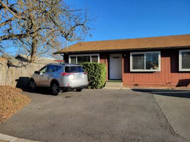 Main picture of 702 SW Isham St