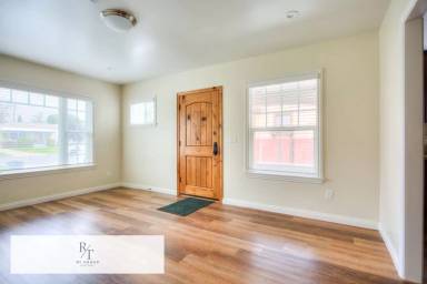 Main picture of 2704 W Grand Ave