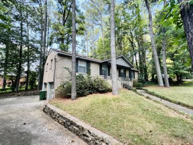 Main picture of 2609 Valley Brook Cir NE