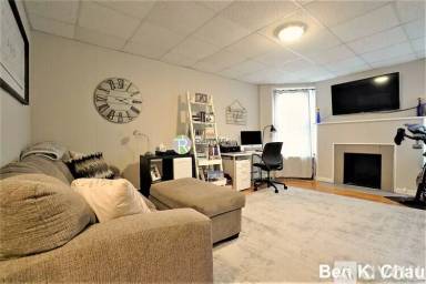 Main picture of 1055 Beacon St