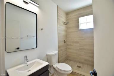 Main picture of 2976 SW 16th St