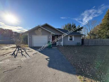 Main picture of 300 S 6th St