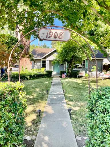 Main picture of 1908 42nd St