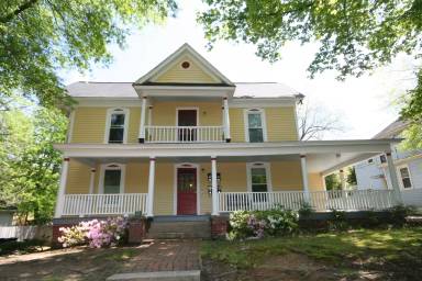 Main picture of 818 Clarendon St