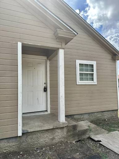 Main picture of 903 W 5th St