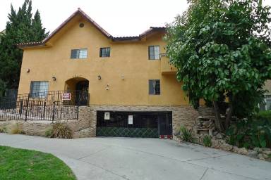 Main picture of 2020 N Beachwood Dr