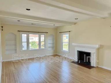 Main picture of 134 1/2 N Hamilton Dr