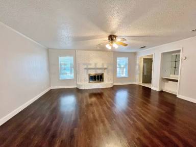 Main picture of 1915 Wendy St