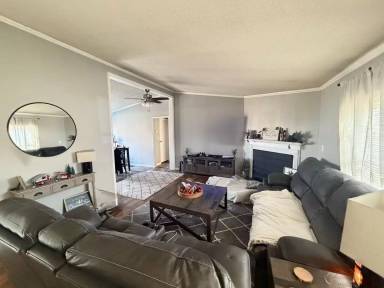 Main picture of 2406 Robin Rd