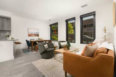 Main picture of 858 W Madison St
