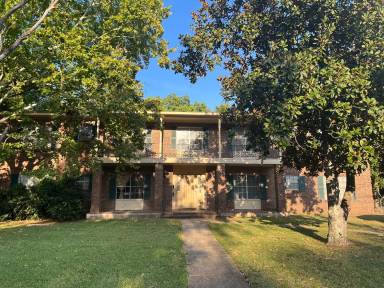 Main picture of 2441 Price St