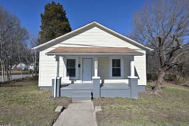 Main picture of 905 E Church St